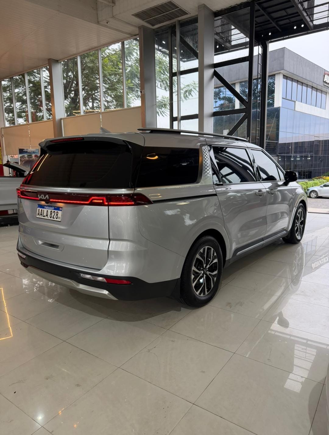 Kia Carnival 2023 — foto 2